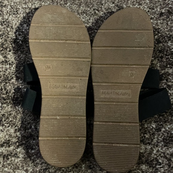 Black strap sandals .... size 9 - Picture 2 of 3